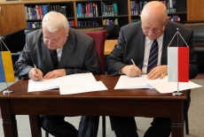 Dyrektor KSAP Jan Pastwa oraz Dyrektor  Lviv Regional Institute for Public Administration of the National Academy of the Public Administration under the President of Ukraine podpisują porozumienie