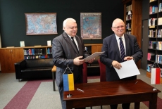 Dyrektor KSAP Jan Pastwa oraz Dyrektor  Lviv Regional Institute for Public Administration of the National Academy of the Public Administration under the President of Ukrainetrzymają podpisane porozumienie