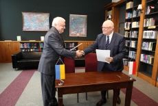 Dyrektor KSAP Jan Pastwa oraz Dyrektor  Lviv Regional Institute for Public Administration of the National Academy of the Public Administration under the President of Ukraine podają sobie dłonie