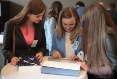 Absolwentki KSAP oglądają zdjęcie w publikacji KSAP