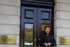 Sluchaczka KSAP na tle drzwi do An Roinn Gnothai Eachtracha agus Tradala