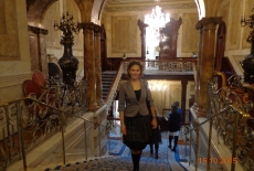 Słuchaczka KSAP stoi na schodach