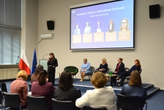Na fotelach siedzą panelistki.