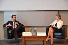 Na fotelach przy stole prezydialnym siedzi Minister Spraw  Spraw Zagranicznych Chorwacji Pan Miro Kovač oraz Katarzyna Pisarska, Dyrektor EAD.