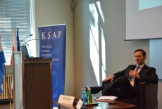 Na fotelu przy stole prezydialnym siedzi Minister Spraw  Spraw Zagranicznych Chorwacji Pan Miro Kovač.