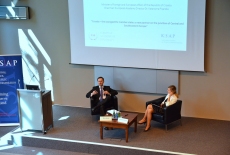 Na fotelach przy stole prezydialnym siedzi Minister Spraw  Spraw Zagranicznych Chorwacji Pan Miro Kovač oraz Katarzyna Pisarska, Dyrektor EAD.