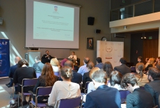 Na fotelach przy stole prezydialnym siedzi Minister Spraw  Spraw Zagranicznych Chorwacji Pan Miro Kovač oraz Katarzyna Pisarska, Dyrektor EAD, a na widowni zgoradzeni goście.