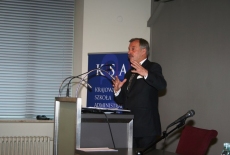 Prezydent Miasta Zamościa Marcin Zamoyski przemawia przy mównicy.