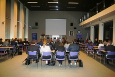 Zgromadzeni goście siedzą na auli.