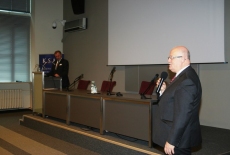 Prezydent Miasta Zamościa Marcin Zamoyski przemawia przy mównicy. Dyrektor Jan Pastwa stoi.