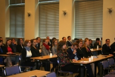 Zgromadzeni goście siedzą na auli.