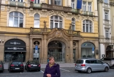 Słuchaczka KSAP stoi na ulicy