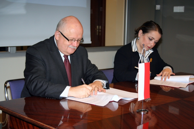 Dyrektor Jan Pastwa i przestawicielka Zurab Zhvania School of Public Administration, w Kutaisi, Gruzja podpisują porozumienie o współpracy.