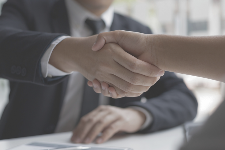 dwie osoby podają sobie ręce