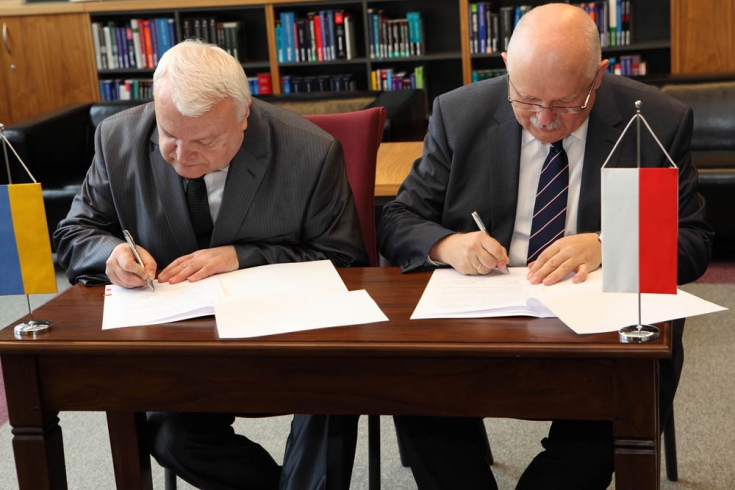 Dyrektor KSAP Jan Pastwa oraz Dyrektor  Lviv Regional Institute for Public Administration of the National Academy of the Public Administration under the President of Ukraine podpisują porozumienie