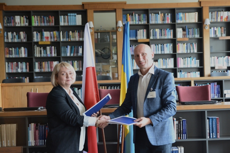 Dyrekor KSAP i  Przedstawiciel Służby Badawczej Rady Najwyższej Ukrainy podają sobie ręce