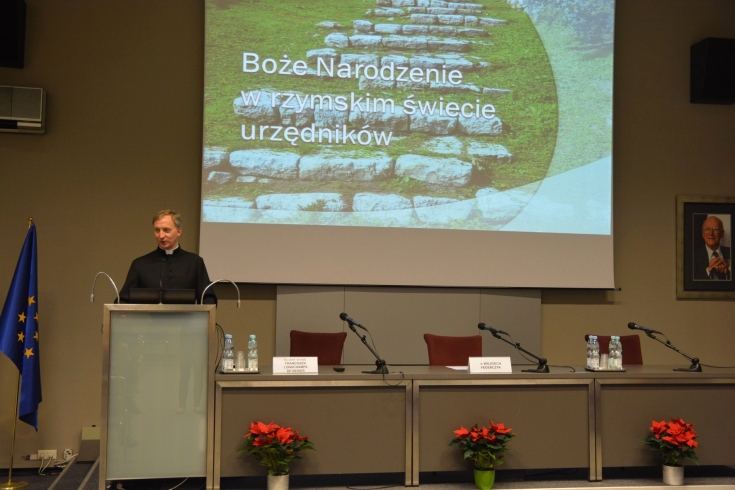  ks. prof. dr hab. Franciszek Longchamps de Bérier wygłasza wyklad przy mównicy.