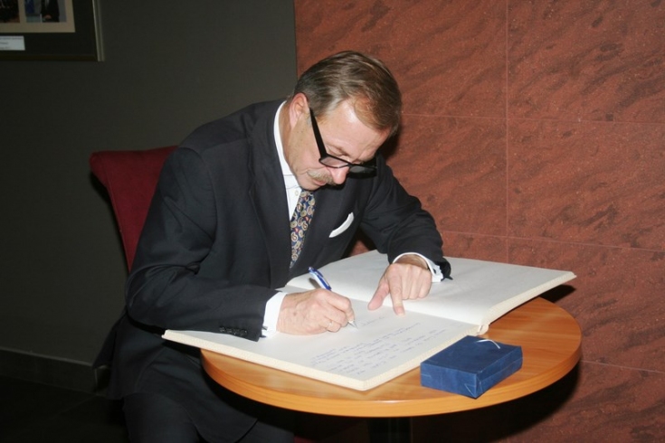 Prezydent Miasta Zamościa Marcin Zamoyski wpisuje się do księgi honorowej.