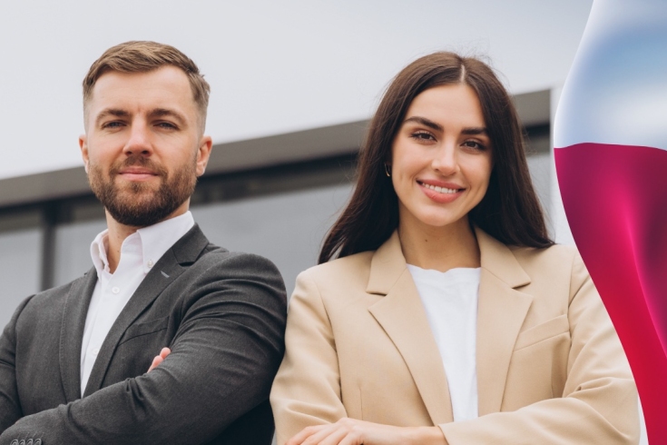 dwoje uśmiechniętych ludzi w strojach biznesowych